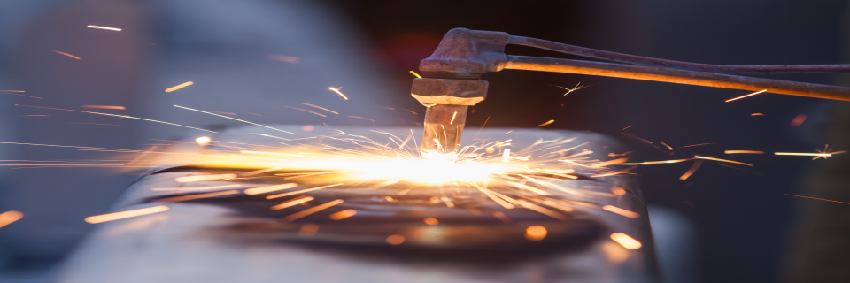 worker cutting steel pipe using metal torch and install roadside fence. Soucre: Shutterstock, author: 06photo